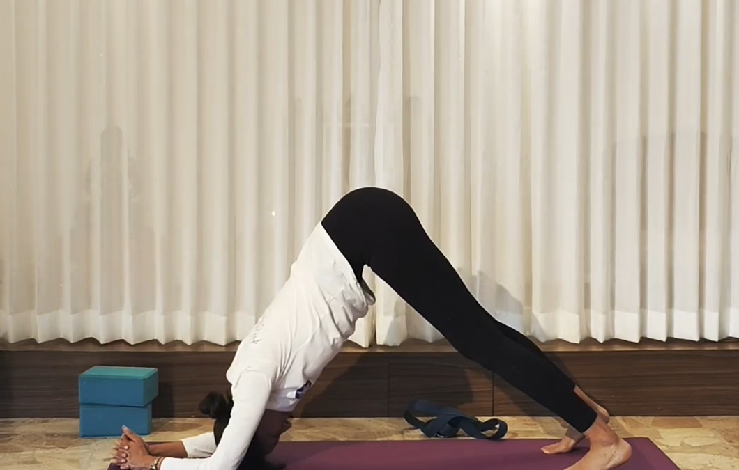 Profundización en Sirsasana